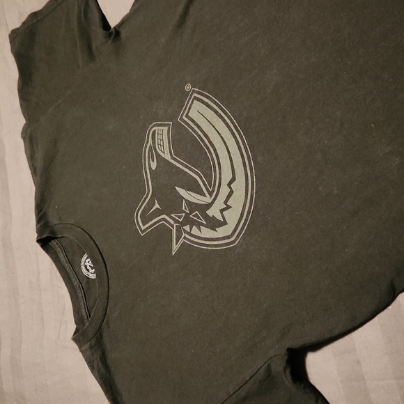 Mens NHL Canucks t-shirt, size M - Picture 3 of 7